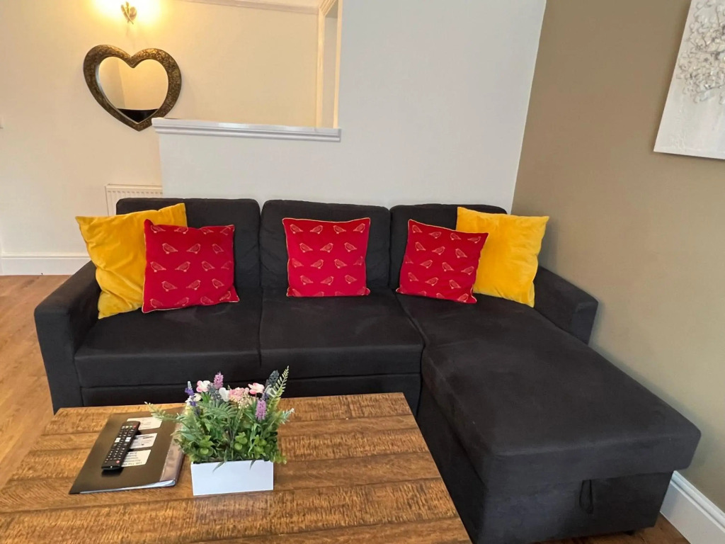 Beautiful 2b Apt in the Heart of Glastonbury.