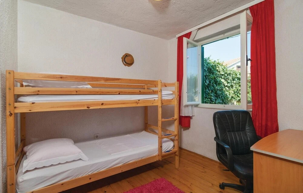 Stunning Home in Rogac With Wifi and 4 Bedrooms