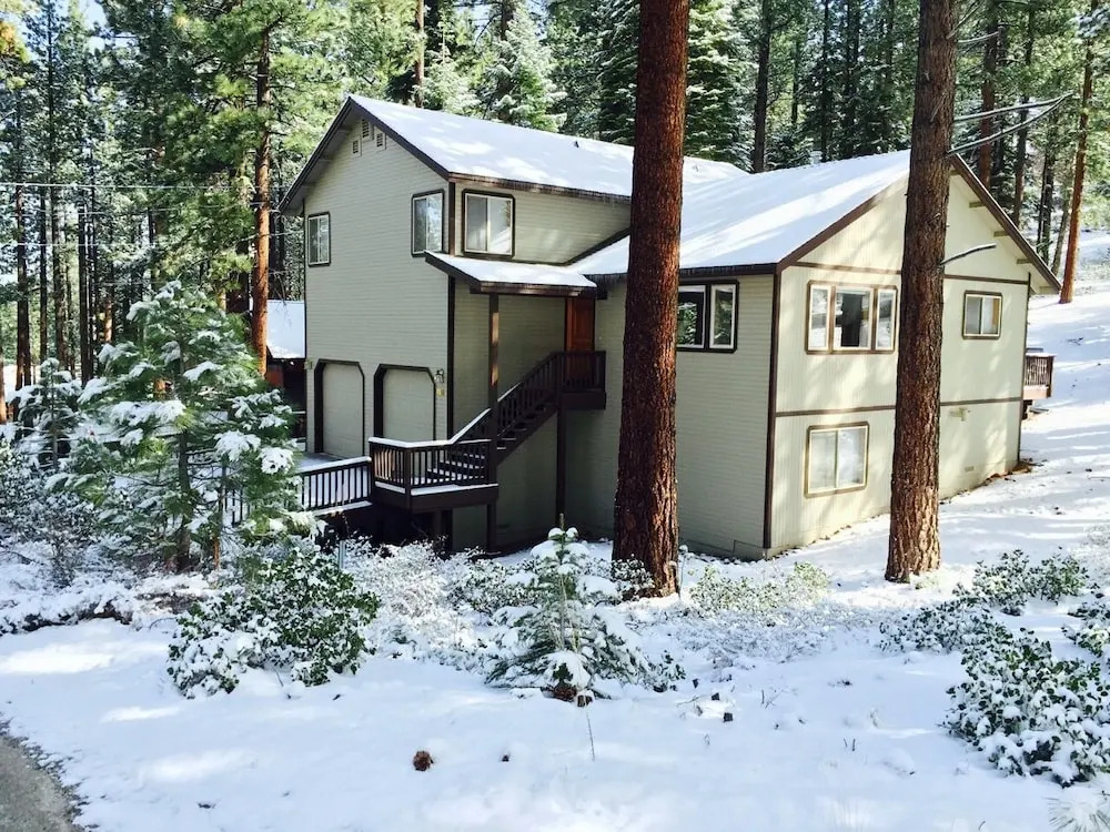 4BR House in the Pines w Hot Tub by RedAwning