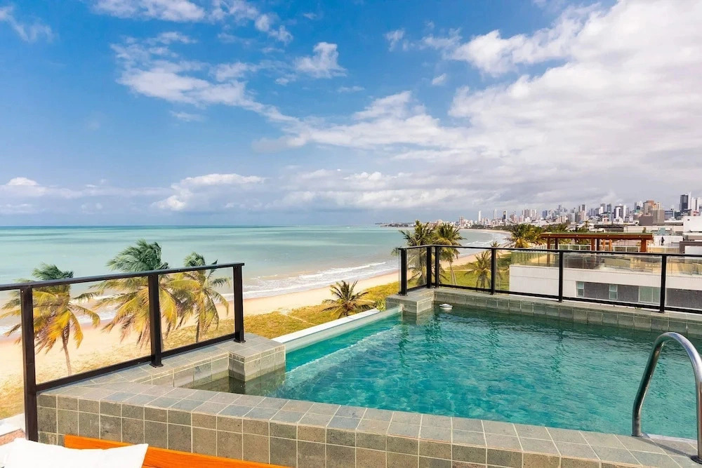 Breeze Residence #111 Beachfront by Carpediem