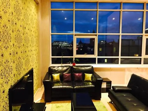 Glasgow City Center Flat with Parking