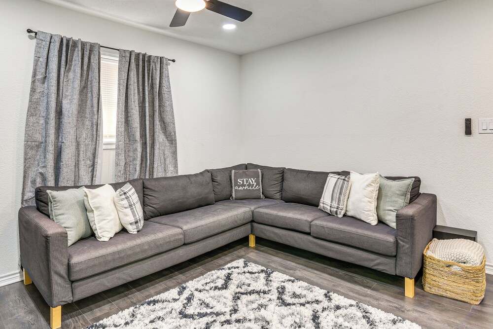 3 Mi to Pleasure Pier: Family Retreat Near Beaches