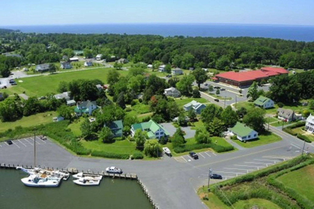 Lazyjack Inn on Dogwood Harbor