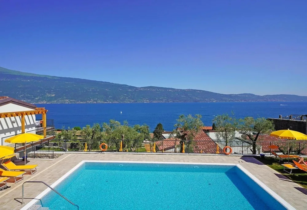 Residence Dany appartamenti con cucina vista lago piscina e parcheggio