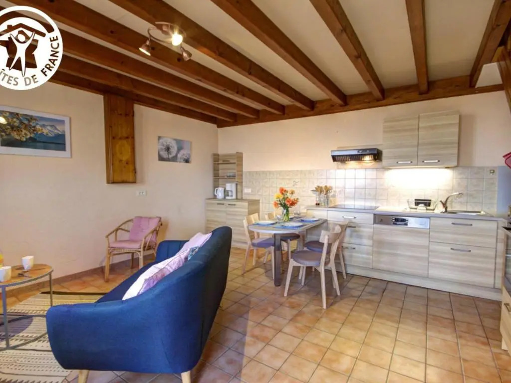 Gîte Les Hortensias à Pralong - Charme et Confort pour 4 Pers avec Internet - FR-1-496-117