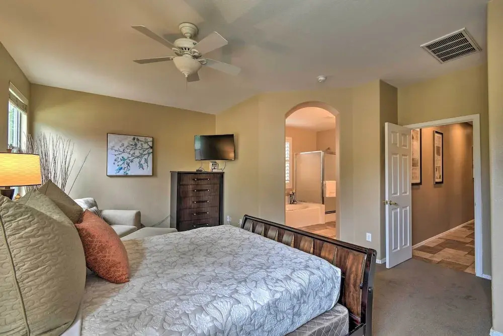 Spacious Surprise Home: 6 Mi to Wildlife World Zoo