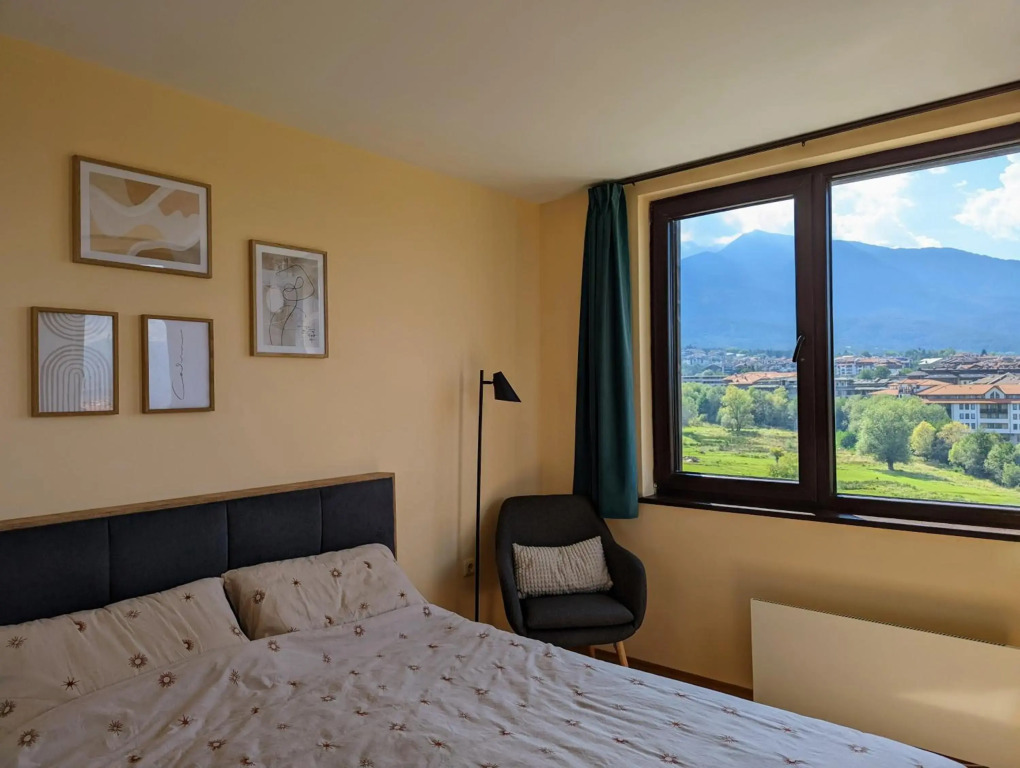 Stylish 2BD Apartment with Panoramic Mountain View