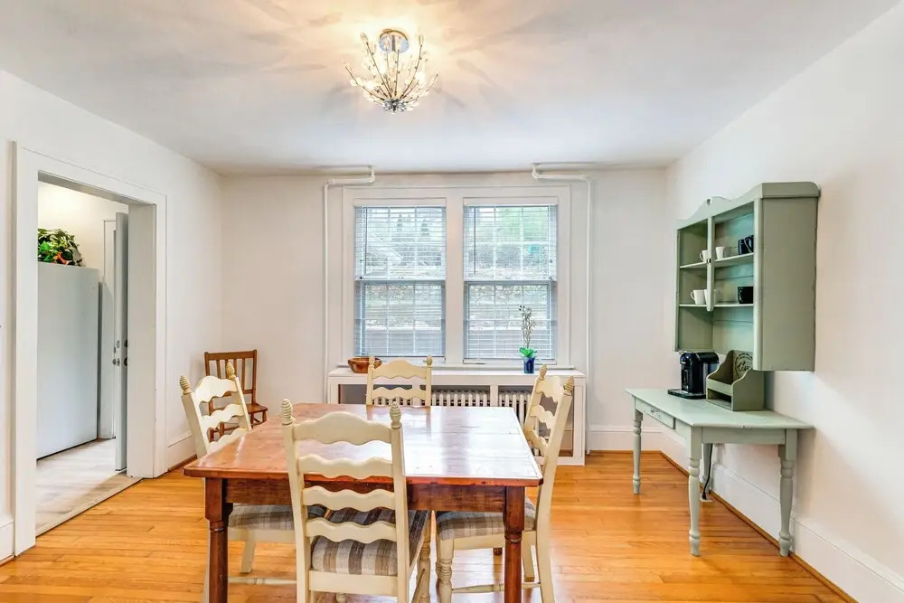1 Mi to Dtwn Roanoke: Home w/ Yard & Mtn View!