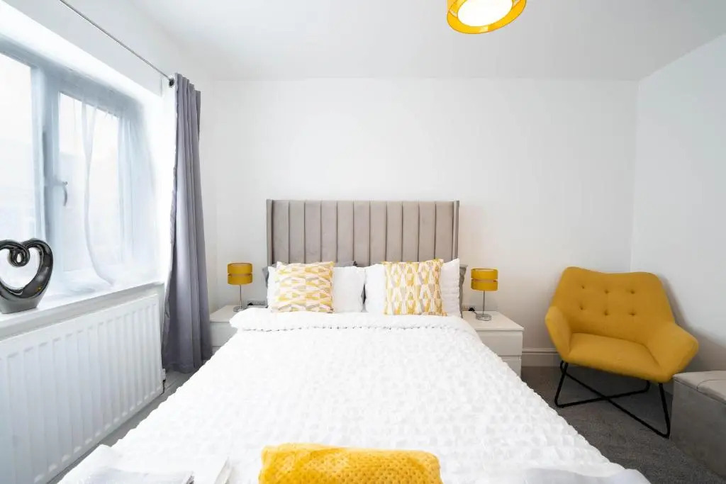 Entire Modern Home with Private Parking for 6/8 Persons