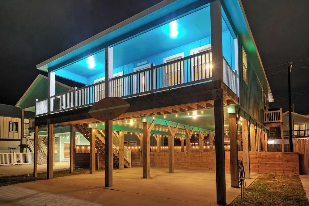 Sleeps 21, 2 Homes 2 Private Pools, Fire Pit, Swing Bar Walk to the Beach