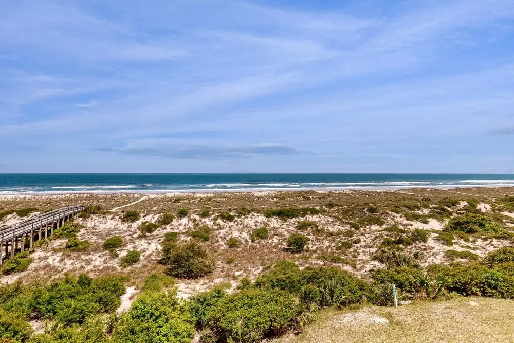 Oceanfront Condo With Great Ocean View, Balcony, Fast Wifi & 2 Shared Pools