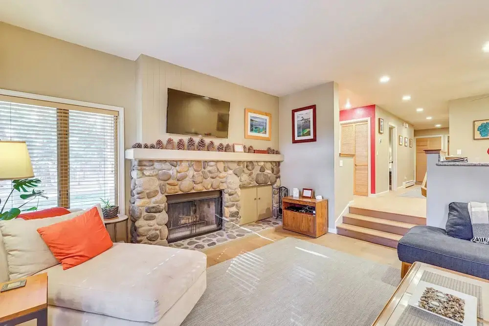 Lake Tahoe Corner Condo w/ Hot Tub, Beaches Nearby