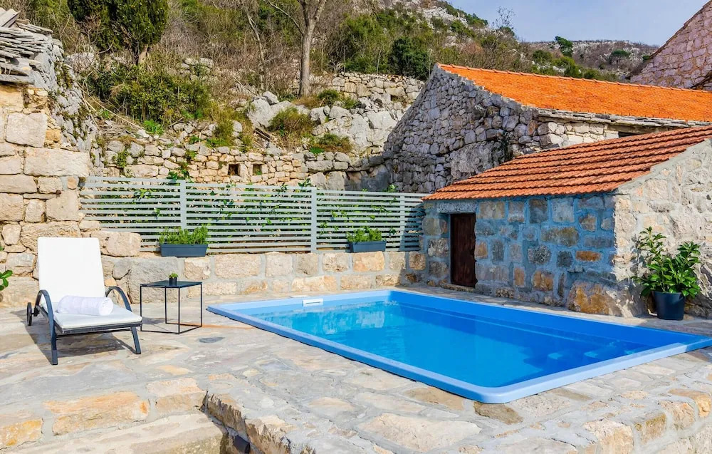 Amazing Home in Brotnice with WiFi, 3 Bedrooms & Hot Tub