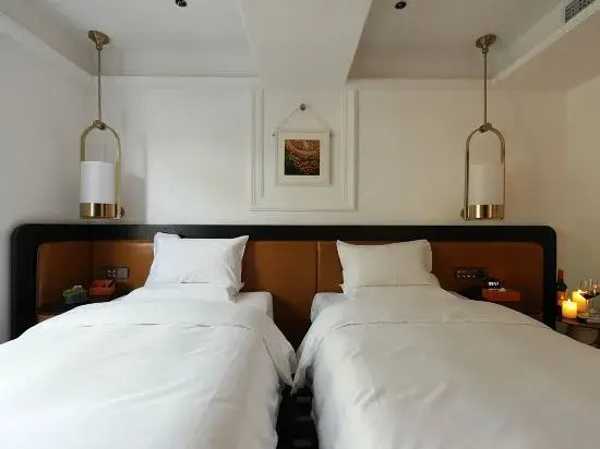 Kunming Sleeping Beauty Garden Pool  Hotel (Dianchi Xishan Scenic Area)