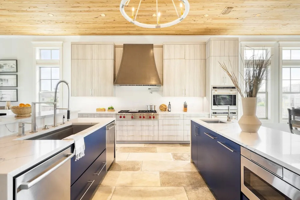 Monarch by Avantstay Stunning Estate 1 Block to Beach, Swim Up Bar, Hot Tub, & Rooftop Views