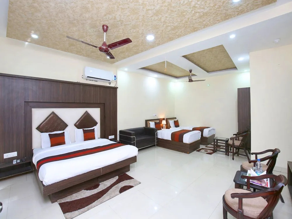OYO 14157 RS Hotel & Restaurant
