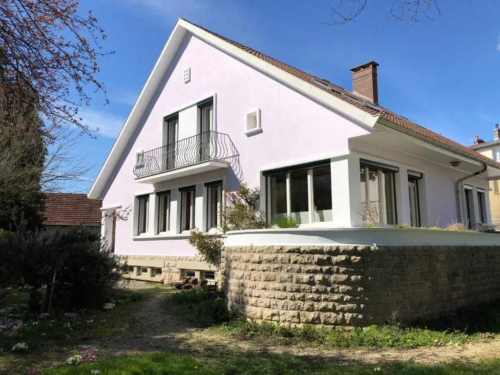 La Maison de la Douce Heure, 4 appartements climatisés avec jardin au centre ville proche des Thermes
