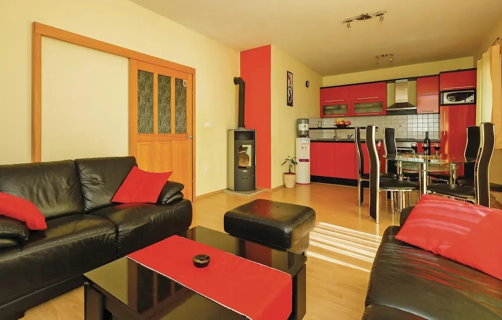Nice Home in Kastel Luksic With Wifi and 6 Bedrooms