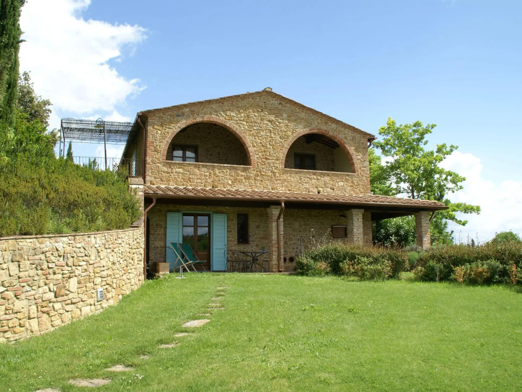 Spacious apartment furnished in Italian style in the hills