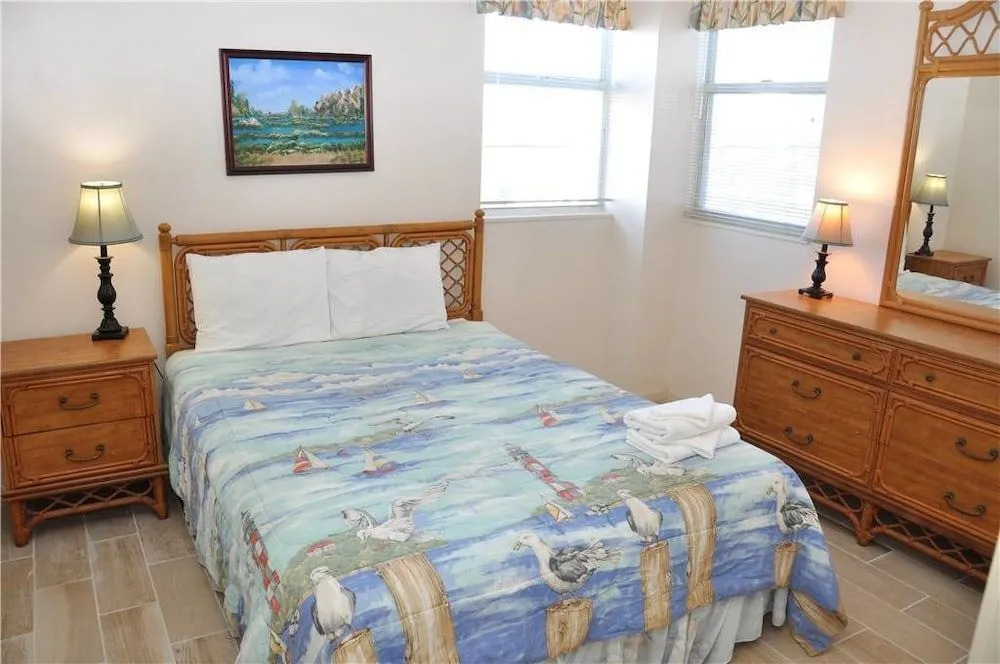 Hyperion Towers 201 - 3 Br condo by RedAwning