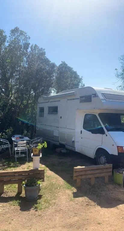 Camping car fixe dans la campagne