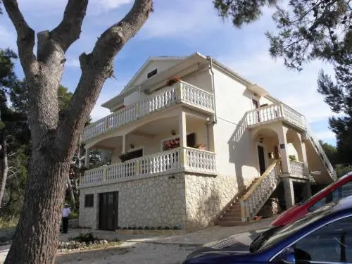 Apartments Grbac Veli Rat-Seaside