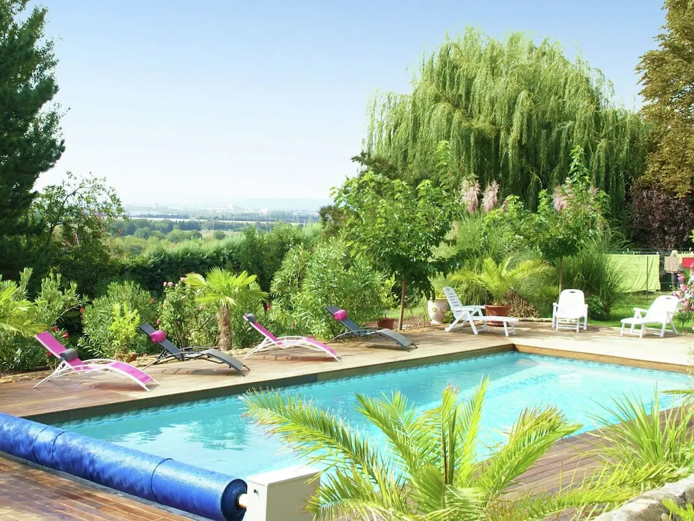 Nice Apartment in a Unique Location Near the Village of La Garde-adhémar
