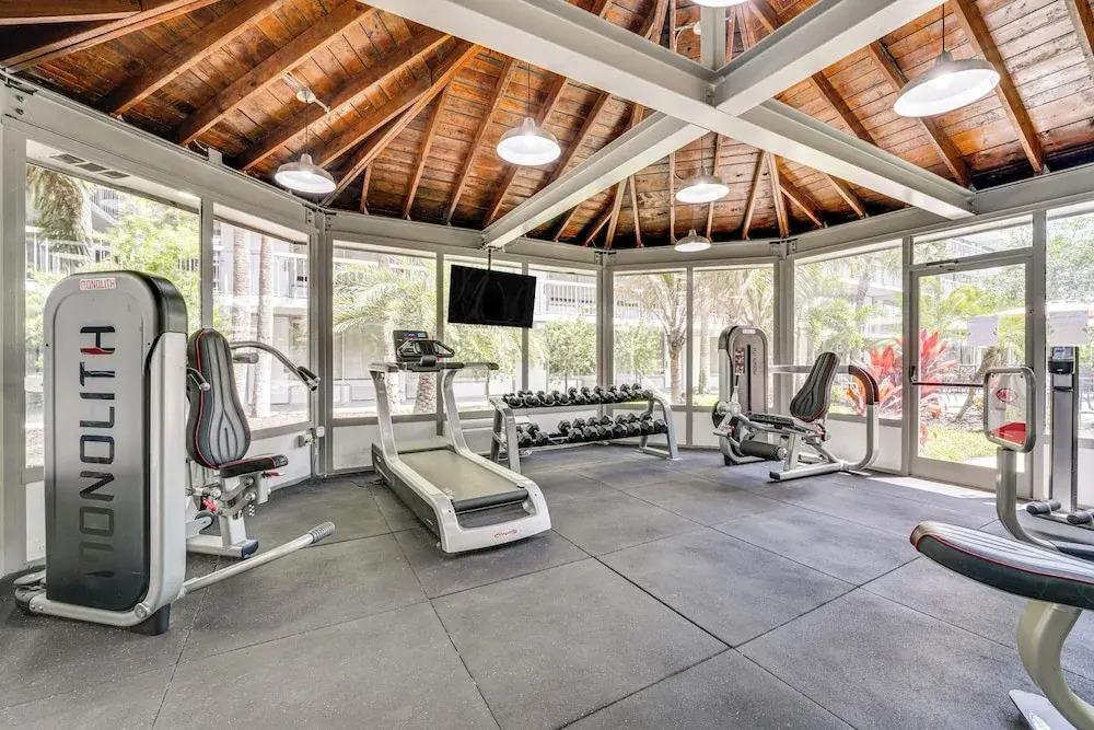 3 Mi to Disney World: Modern Studio