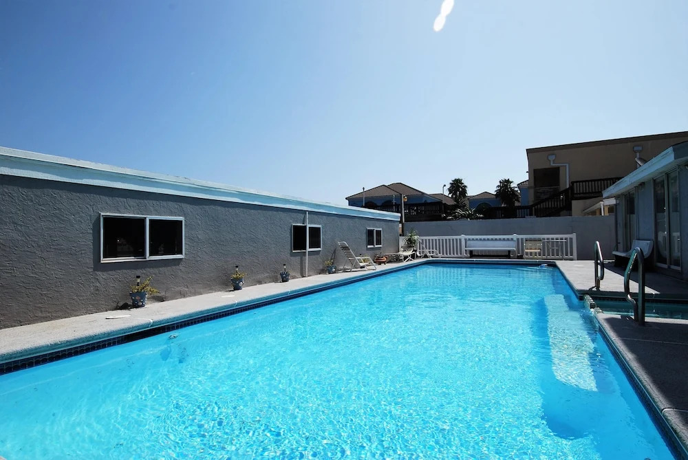 108 W. Morningside 2 Bedroom Condo by RedAwning