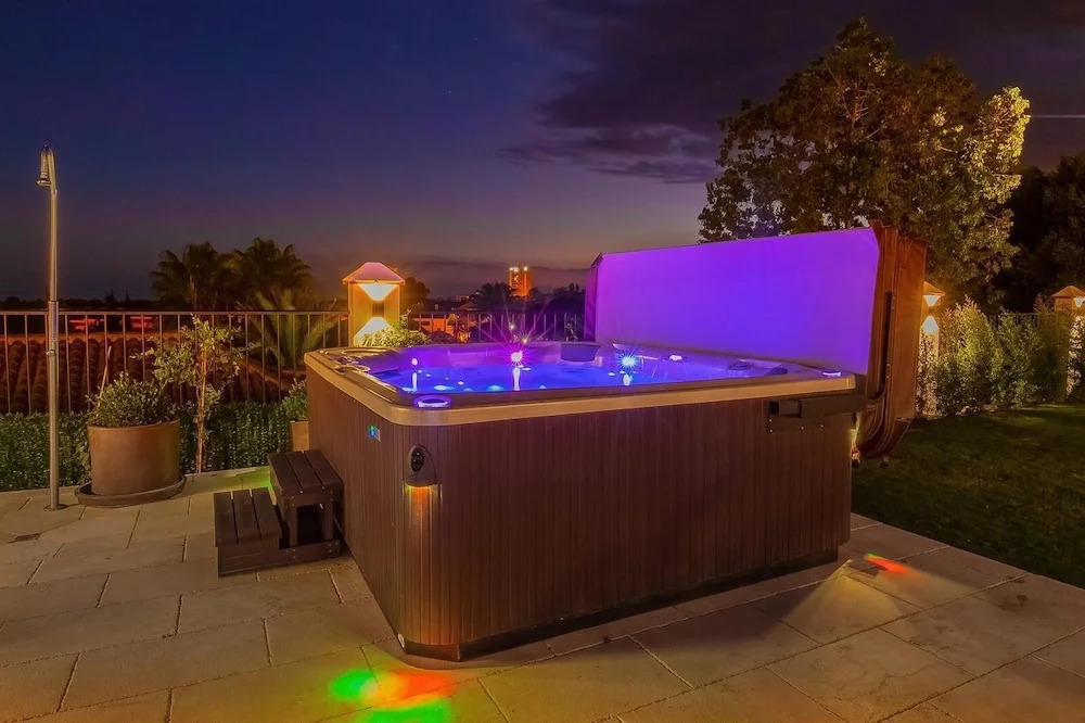 Super Villa Near Beach with Heated Pool