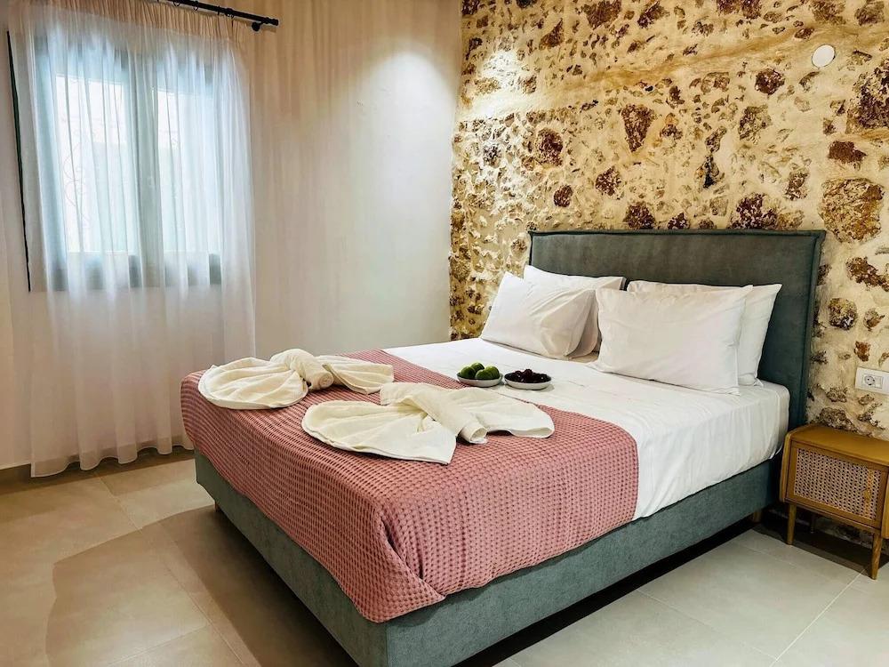 Roussos Place - Next To Splantzia Square - 2bd 2ba