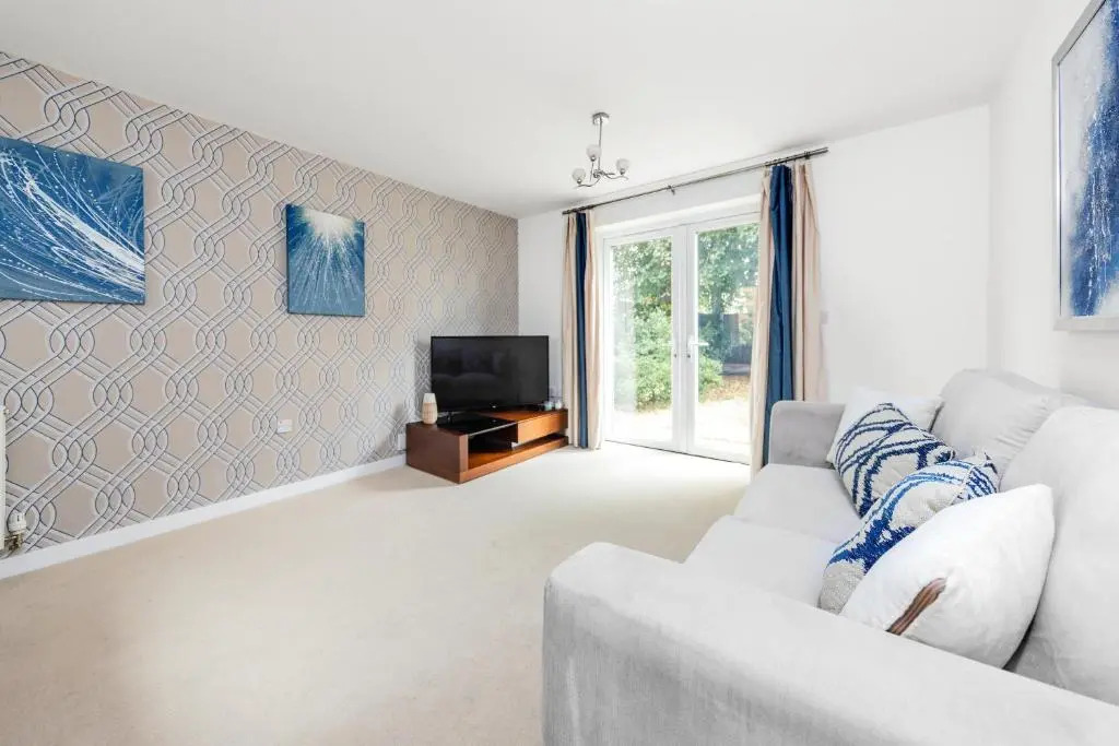 Royal House Wolverhampton - Perfect for Contractors & Large Groups