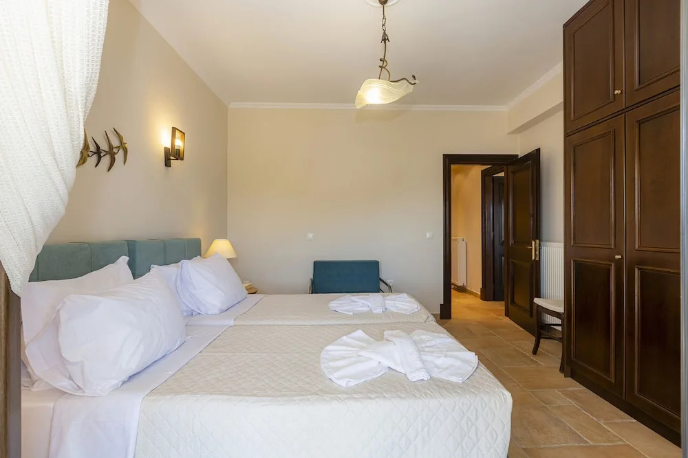 Solaris Methea- Luxury Central Villa by the Castle