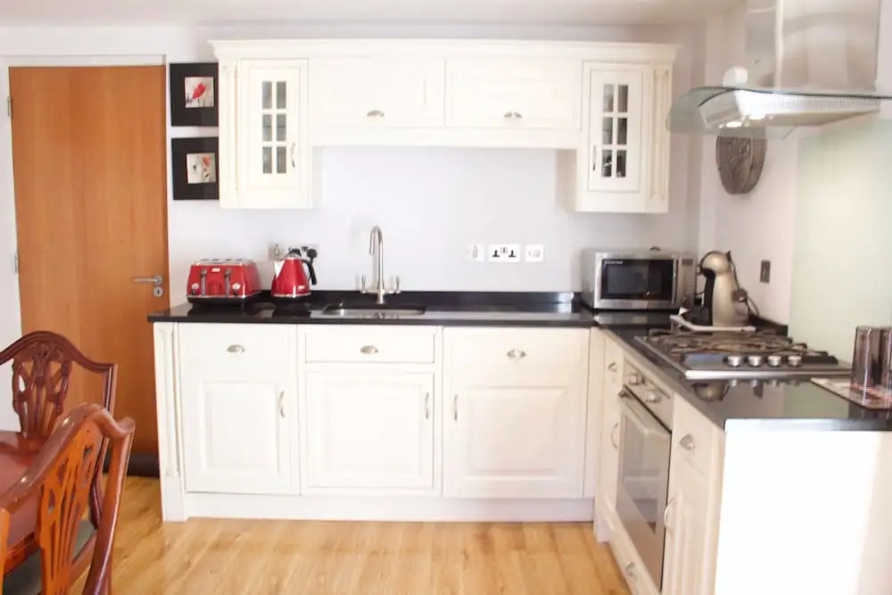 2 Bedroom House With Free Parking