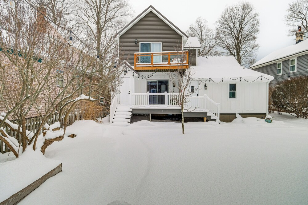 17 Mi to Ski Slopes! Retreat Near Lake Michigan