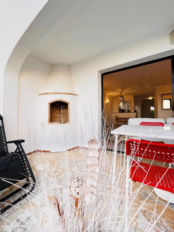 Renovated Apartment with Sea Views and Pool 6 min walk from Beach