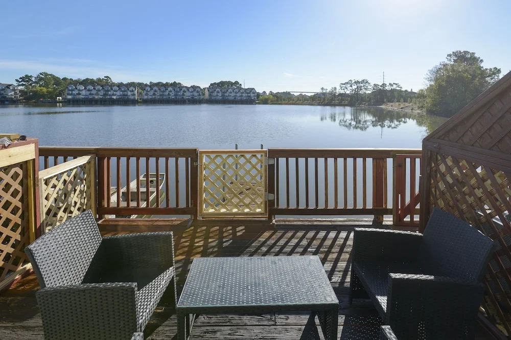 Carolina Waterfront Rentals - Arco - 3 Br townhouse by RedAwning