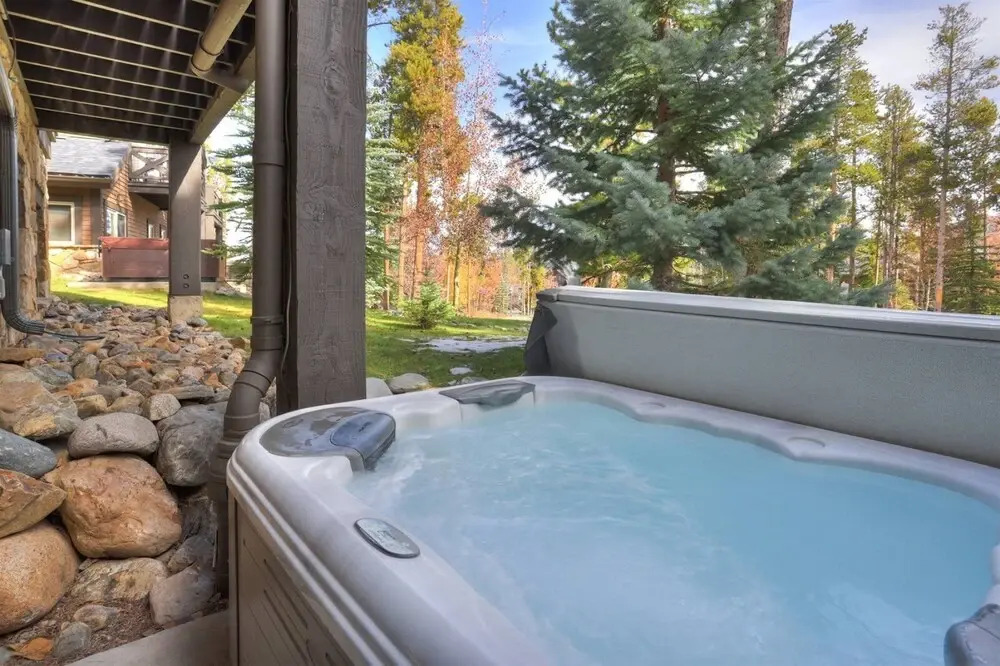 Ski-in/ski-out 3 Bedroom Townhome at Snowflake Lift With Private Hot Tub