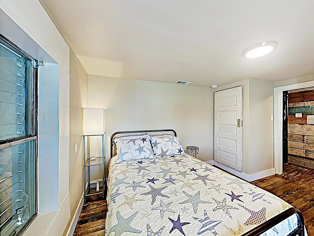 New Listing! Updated Rustic-chic Beach & Bay Haven 3 Bedroom Home