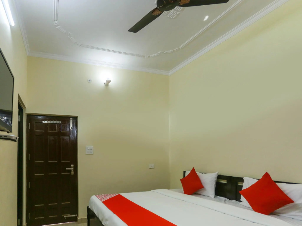 OYO Flagship 48731 Pradeep Hostel