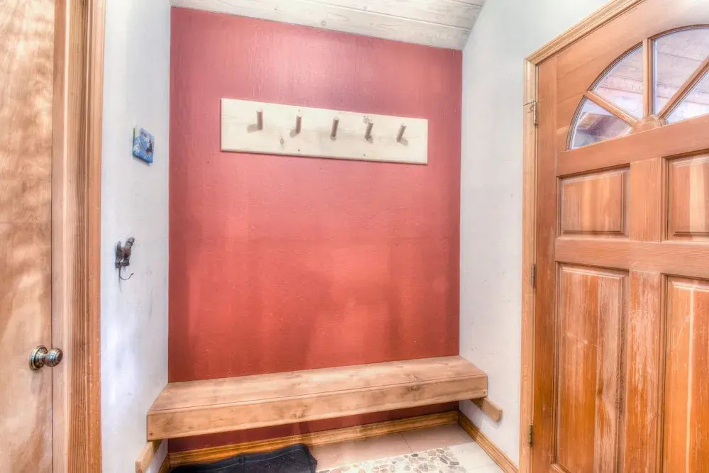 Relax at Rustic Tahoe Charm Minutes to Lake