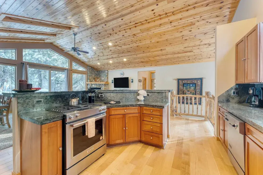 Cherry Hills Spacious Tahoe Cabin With Deck Fireplace Open Interiors