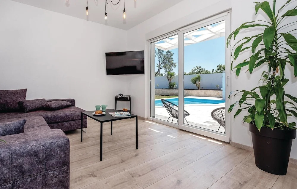 Luxurious Home In Betina