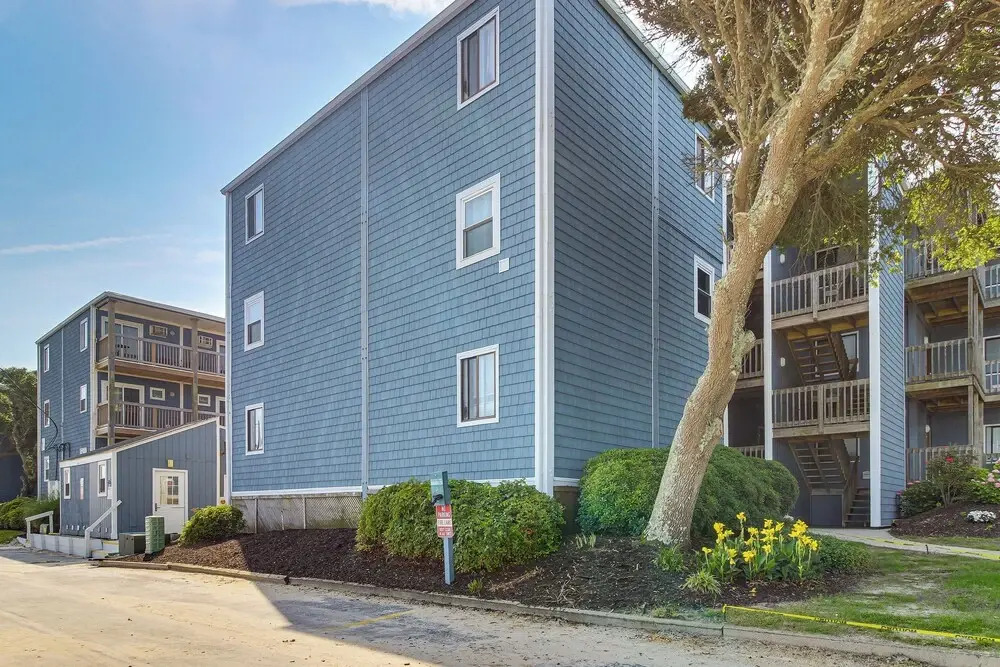 Walk to Ocean: North Topsail Beach Gem w/ Balcony!