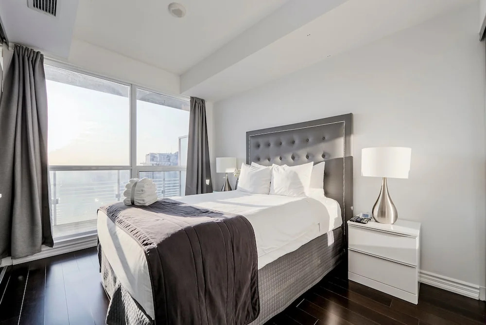 Atlas Suites - Bay & College