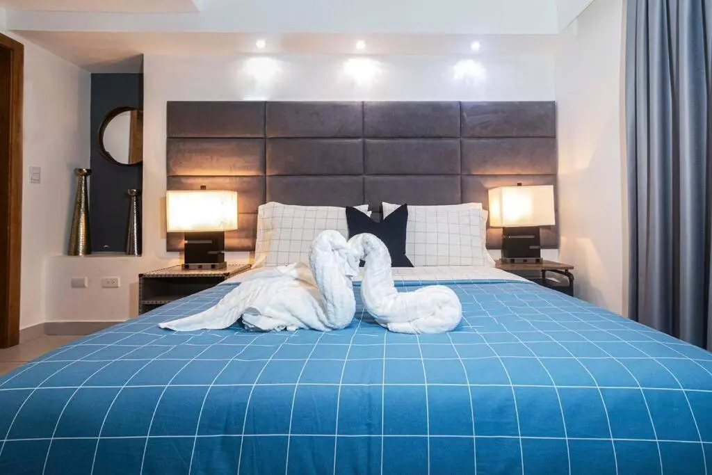 Modern 1BD Downtown+Pool+SmarTVs+BBQ+Gym