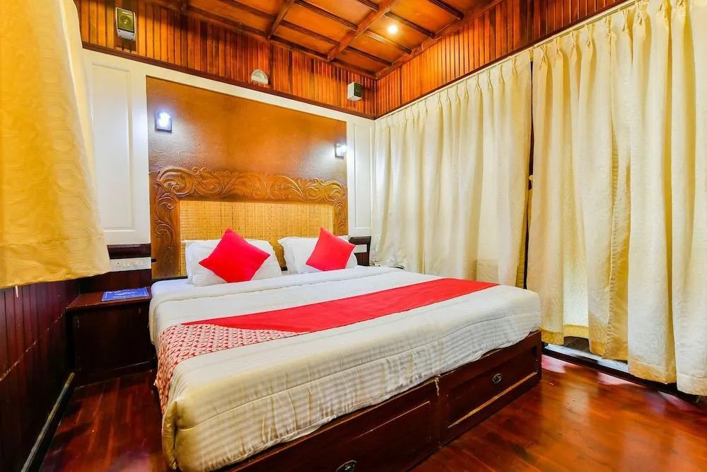 OYO 23210 KHBO Diamond Sharing Houseboat