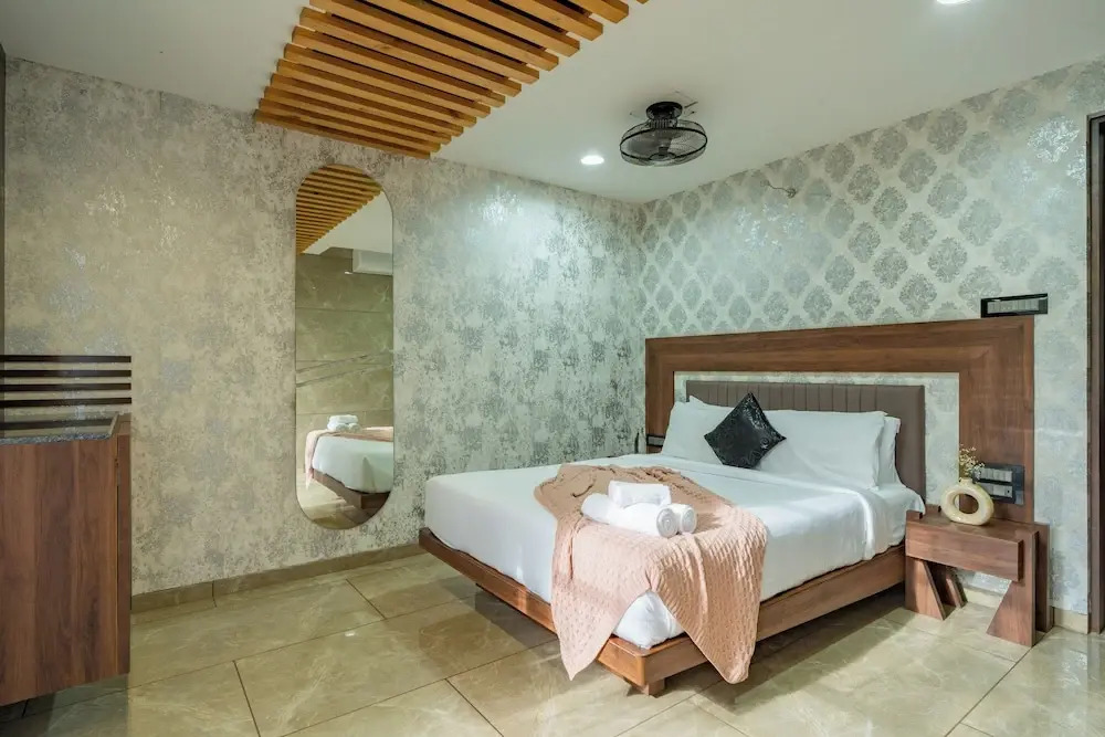 Alaya Stays 3-BHK with Pool near Khandala Hills - Imperial Serenia