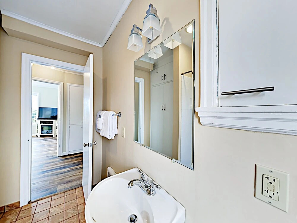 Ocean-View Beach - 6 Br Home