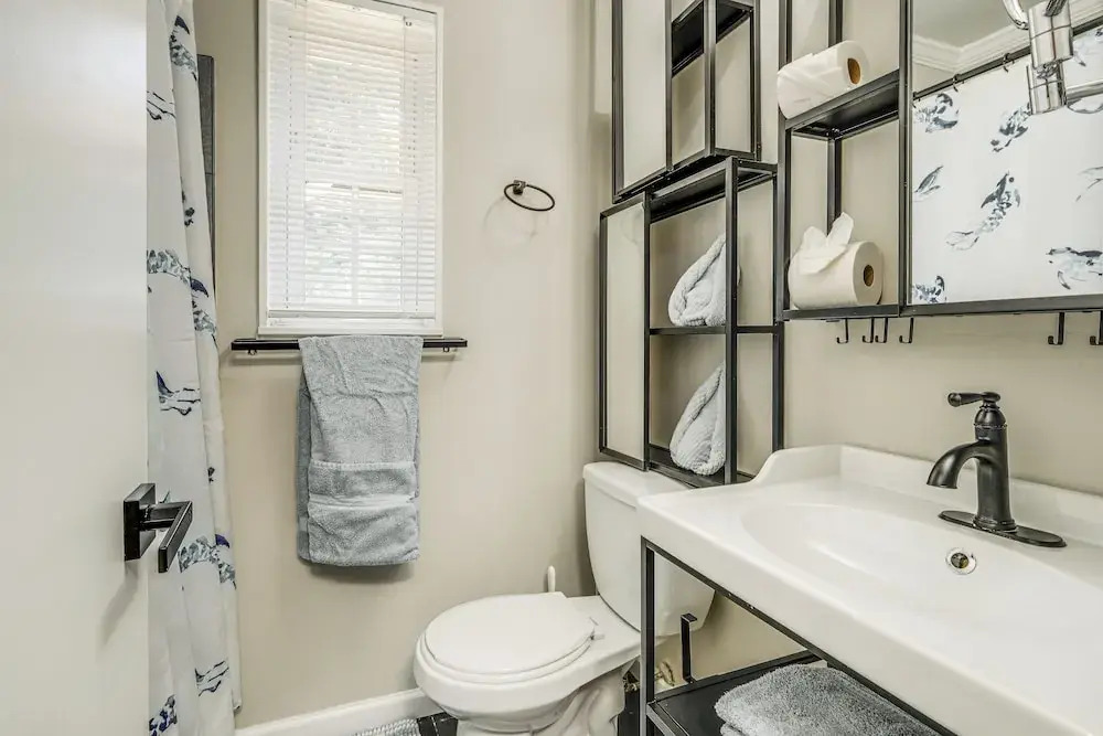 Arlington Townhome w/ Furnished Patio!
